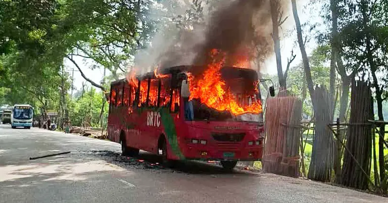 আগুনে পুড়ছে বাস
